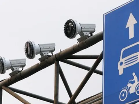 Hà Nội: Dàn camera AI nháy sáng liên tục vào buổi tối trên đường Võ Chí Công