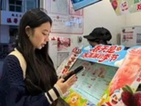 Du học, du lịch, buôn bán xuyên biên giới: Bỏ dần thói quen xài tiền mặt