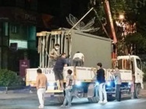 Một số doanh nghiệp gỡ bảng quảng cáo án ngữ vỉa hè