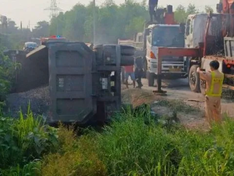 Vệt phanh 50m tại hiện trường vụ xe đầu kéo lật đè ô tô con làm tài xế tử vong