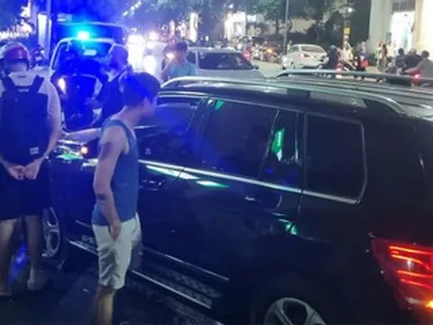 Ô tô Mercedes đâm liên hoàn 2 xe khác trong khu đô thị Hà Nội