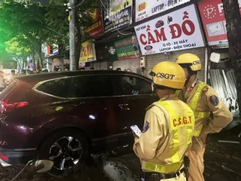 Tài xế vi phạm nồng độ cồn 'kịch khung', lái ô tô đâm vào hàng cầm đồ ở Hà Nội