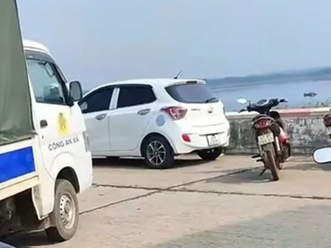 Người đàn ông đỗ ô tô trên bờ rồi bất ngờ nhảy xuống hồ