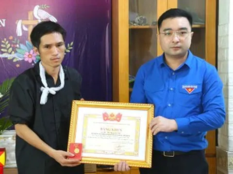 Truy tặng Huy hiệu 'Tuổi trẻ dũng cảm' cho nữ sinh tử vong khi cứu bạn đuối nước