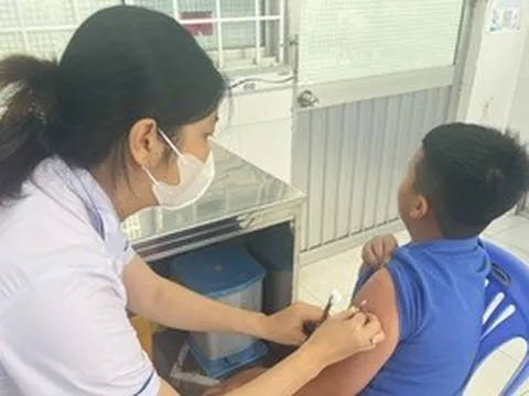 Người miền Tây ùn ùn đưa con đi tiêm vắc-xin phòng viêm não mô cầu