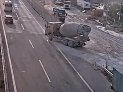 Camera bắt lỗi xe trộn bê tông 'vô tư' vào cao tốc từ điểm mở công trường