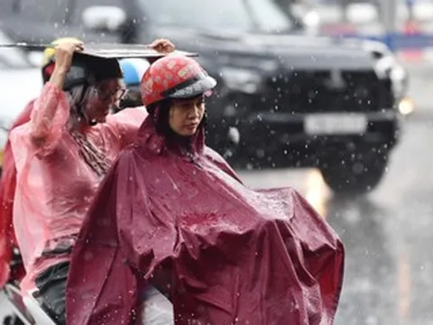 Miền Bắc đón ba đợt mưa dồn dập, cảnh báo giông lốc mạnh sau nắng nóng