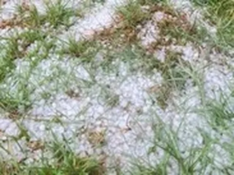 Mưa đá giội xuống Tu Mơ Rông, người dân không dám ra ngoài