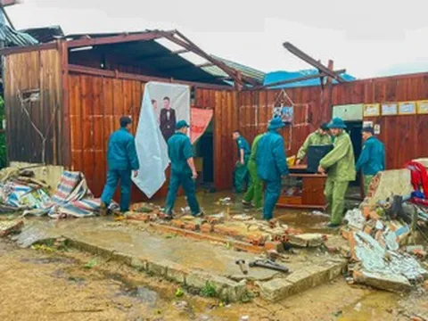 Mưa giông gây sập, tốc mái nhiều nhà dân ở Lâm Đồng