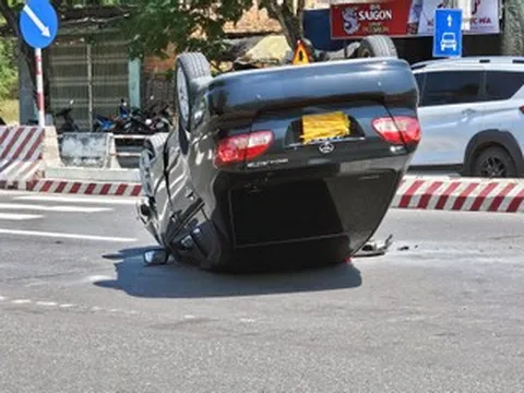 Ô tô lật ngửa trên đường ra sân bay, ba người gặp nạn