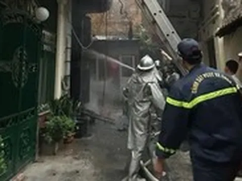 Cháy nhà trong ngõ sâu Hà Nội, 1 người đi cấp cứu