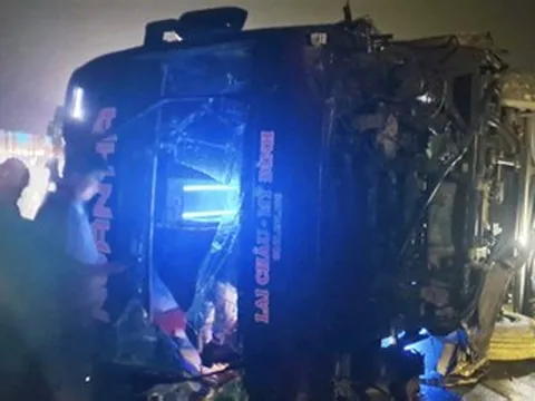 Ô tô khách chở 12 người lật nghiêng trên cao tốc Nội Bài - Lào Cai