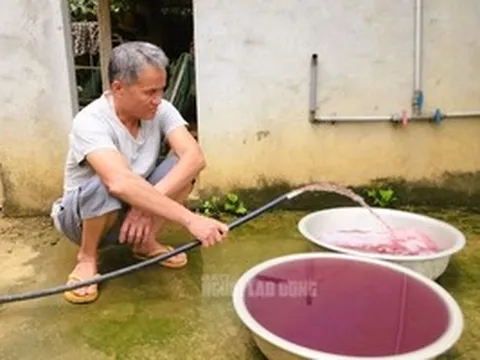Nước giếng khoan nhà dân đổi màu tím, bốc mùi hôi thối bất thường