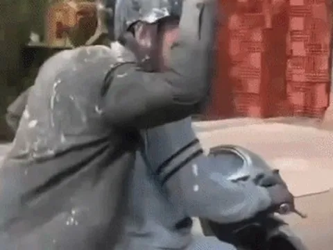 CSGT xử lý 30 thanh thiếu niên tụ tập chạy xe dàn hàng ngang, ném bột trên phố