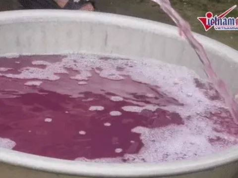 Nước giếng chuyển màu tím bất thường, người dân phải mua nước bình về dùng