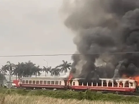 Tàu khách Hải Phòng - Hà Nội bất ngờ cháy ngùn ngụt, 2 toa bị thiêu rụi
