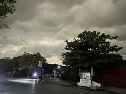 Chuyên gia nói gì về bầu trời bỗng tối sầm vào sáng nay 17-4 ở Hà Nội?