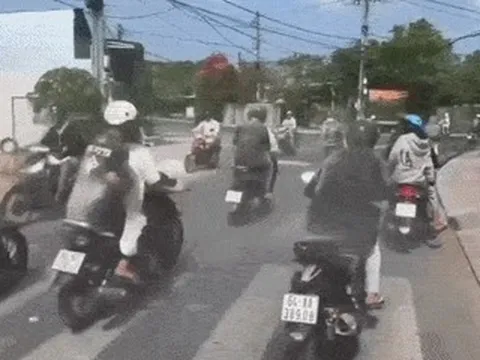 Nhóm thanh, thiếu niên chạy xe dàn hàng ngang, ném bột trên phố gây bức xúc