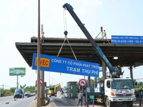 Đang tháo dỡ trạm thu phí trên quốc lộ nối Đồng Nai với TPHCM