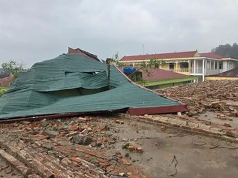 Mưa đá kèm giông lốc lật mái trường học, đập gãy cây cối ở Thanh Hóa