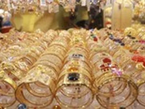 Giá vàng bật tăng mạnh sau khi ông Trump tuyên bố eo biển Hormuz 'hoàn toàn mở cửa'