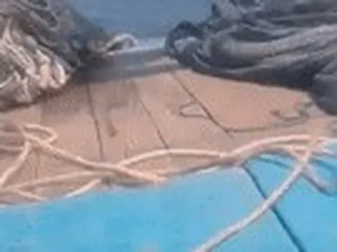 Thuyền trưởng kể lại 30 phút sinh tử khi 10 người trôi dạt trên biển