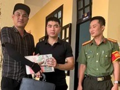 Phát hiện cặp chứa 350 triệu đồng đánh rơi, thanh niên đến công an nhờ tìm người mất