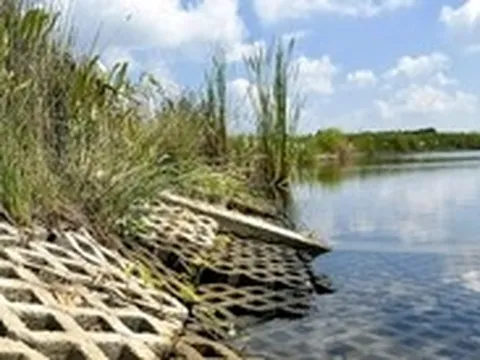 Hồ nước ngọt lớn nhất miền Tây 250 tỉ đồng: Xây xong 2 năm vẫn ‘trùm mền’ chờ nhà máy