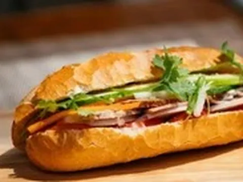 20 người nghi ngộ độc sau khi ăn bánh mì: Bộ Y tế yêu cầu khẩn trương lấy mẫu, xử lý vi phạm