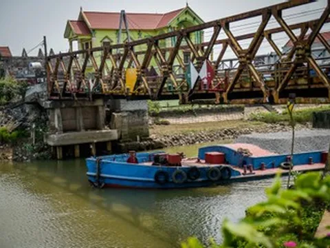 Cầu ở Ninh Bình bị cấm lưu thông, người dân nói lý do vẫn liều mình trèo rào vượt qua