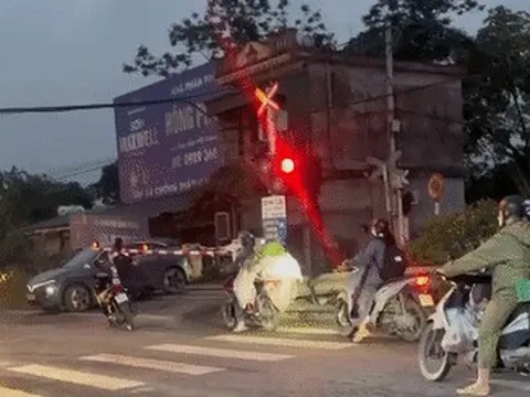 Ô tô bị tàu hoả tông ở Hà Nội, nam tài xế hoảng loạn bỏ xe tháo chạy