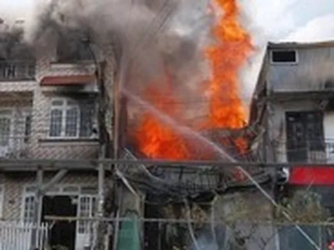 Cháy nhà khu Ba Toa Đà Lạt, các lực lượng vất vả dập lửa