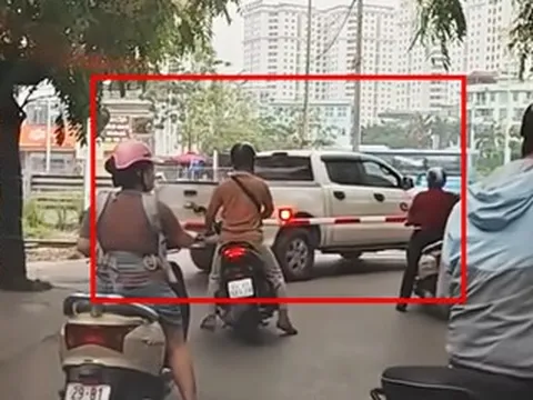 Clip 'thót tim' xe bán tải bất chấp lao qua gác chắn tàu ở Hà Nội