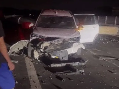 Chạy vào cao tốc chưa khai thác, ô tô tông trúng vật cản làm 3 người bị thương