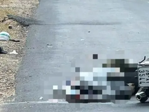 Va chạm với xe đầu kéo trên quốc lộ, hai người đi xe máy tử vong tại chỗ