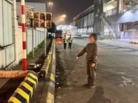 Khởi tố người phụ nữ cố tình bán hàng rong, gây rối trong sân bay Nội Bài