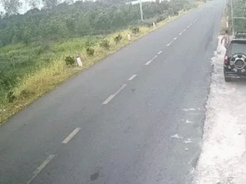 Bé trai đá bóng ra đường, người đàn ông chạy xe máy cán trúng ngã tử vong