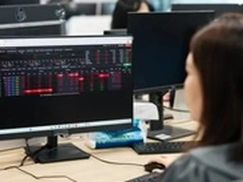 Chứng khoán gây bất ngờ 15 phút cuối phiên, cổ phiếu ngân hàng nhuộm đỏ