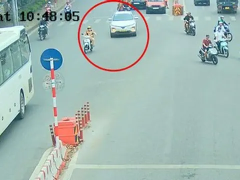 CSGT Hà Nội mở đường giúp ô tô chở sản phụ tới viện