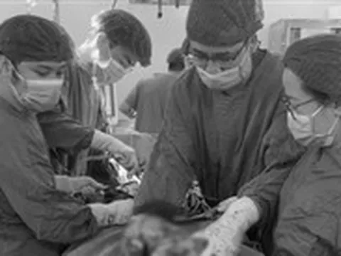 Phẫu thuật cắt khối u sarcoma nặng 9kg hiếm gặp