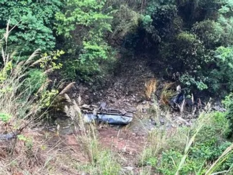 Xe bồn lao xuống vực sâu 100m, tài xế văng khỏi cabin tử vong tại chỗ