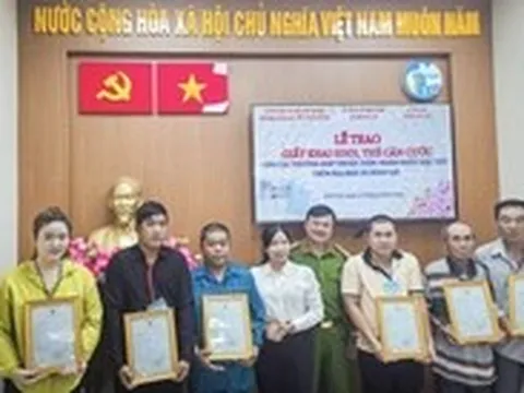 32 người thuộc diện nhân khẩu đặc thù tại xã Bình Lợi được cấp giấy khai sinh, thẻ căn cước