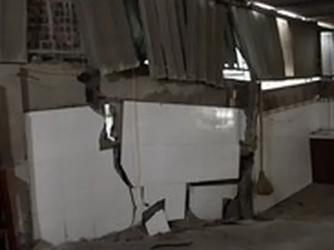 Sạt lở bờ kè sông Hồng khiến tường nhà nứt toác, 11 hộ dân di dời khẩn cấp