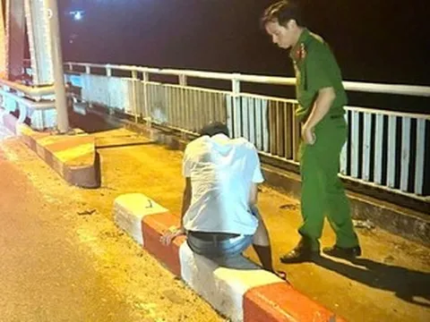 Đắk Lắk: Công an kịp thời ngăn thanh niên định nhảy cầu 14 tự tử
