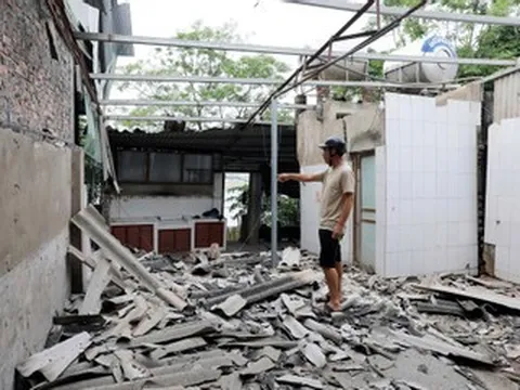 Sông Thao cạn vẫn sạt lở, người dân phải thốt lên 'mất nửa nhà trong một ngày'