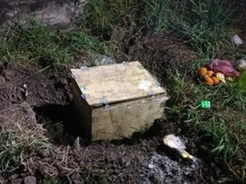 Bàng hoàng phát hiện thi thể bé trai sơ sinh trong thùng gỗ