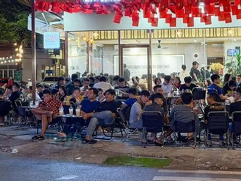 TPHCM: Hàng loạt quán ăn chiếm vỉa hè, lòng đường suốt thời gian dài