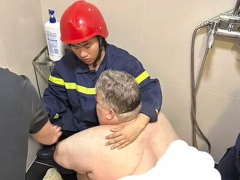 Gần 3 giờ giải cứu du khách Mỹ nặng 300kg mắc kẹt trong nhà vệ sinh