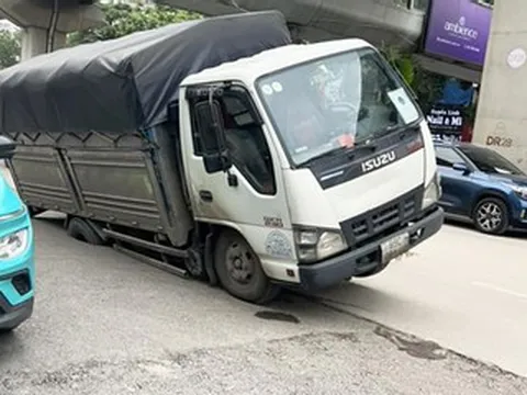 Hà Nội: Ô tô lại sụt hố trên đường Nguyễn Trãi, phải huy động máy xúc để giải cứu