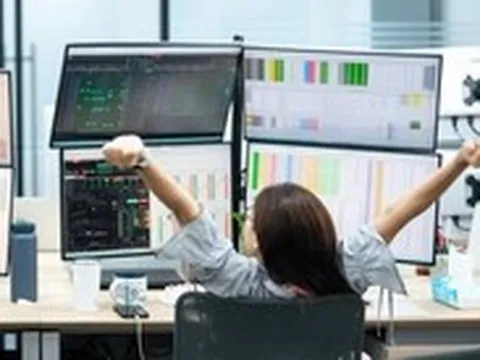Cổ phiếu ngân hàng nổi sóng, VIC và VCB kéo VN-Index tăng hơn 13 điểm